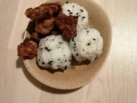 混ぜ込みわかめおにぎり唐揚げセット